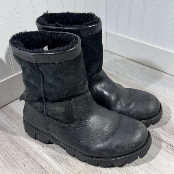 UGG Australia Men's Beacon Black Leather Shearling Lined Boots 5485 size 11 - Picture 1 of 12
